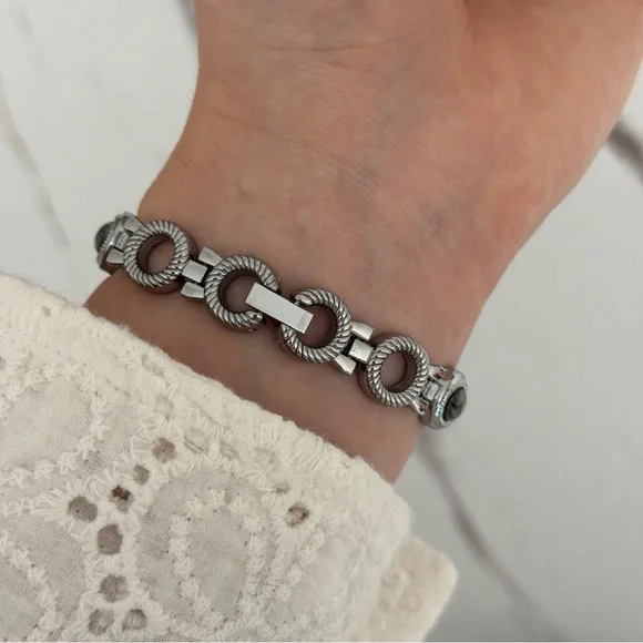 Stylish Retro Y2K Women's Silver and White face Vintage Bracelet Watch Gift - Picture 4 of 7